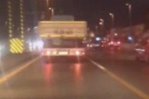 Yük avtomobili sol zolaqla şütüyür - VİDEO