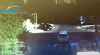 Biri qırmızıda keçdi,  digəri qəzadan qaçmaq istədi, amma... - REAL VİDEO 