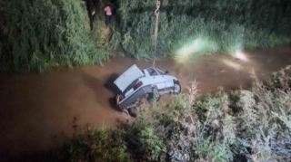 Avtomobili kanala aşırdı, arvadı və uşaqları öldü 