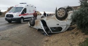 Təkəri partlayan maşın aşdı: 2 yaralı - FOTO