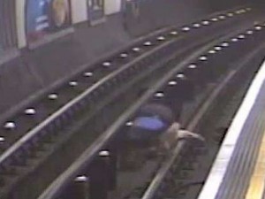 Müsəlman ofisiant qəhrəman oldu – VİDEO