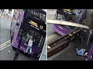 Avtobus vurdu, ayağa qalxıb marketə girdi - VİDEO