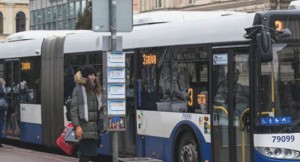 Rusca danışdığına görə sürücünün saçını yoldular