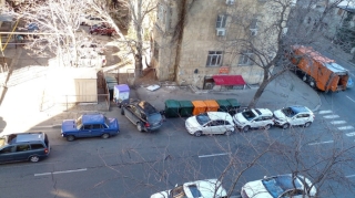 Bu küçədə parklanma biabırçılığı hökm sürür  - FOTO - VİDEO