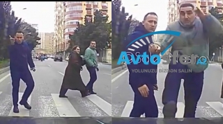 Bakıda piyada sürücüyə hirslənib maşının üstünə dırmaşdı - REAL VİDEO 