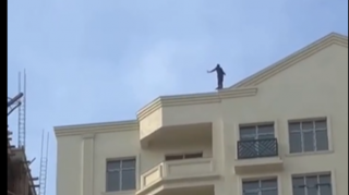 Bakıda bir nəfər özünü hündürmərtəbəli binadan atmaq istədi - VİDEO   - YENİLƏNİB