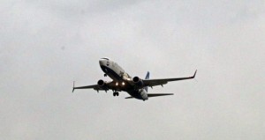 Şiddətli külək təyyarələri beşik kimi yellədi - VİDEO