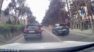 Tıxacda gözləmək istəməyən sürücü avtobus zolağına girdi   - VİDEO