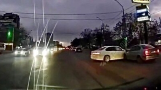 İki “BMW” toqquşdu, üçüncüsü son anda qəzadan yan keçdi   - VİDEO