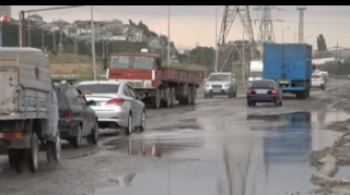 Kanalizasiya xəttində yaranan nasazlıq nəqliyyatın hərəkətinə mane olub  - VİDEO