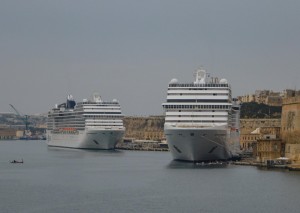 İki kruiz layneri toqquşub