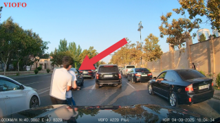 В Баку водитель скутера с пассажиром совершил опасный маневр – ВИДЕО  