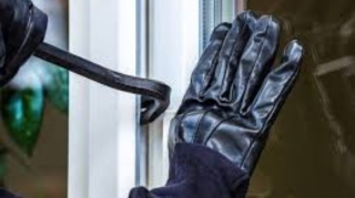 Evdən silah və 3500 dollar dəyərində əşyalar oğurlanıb 