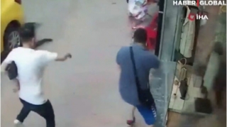 Piyadalar təsadüf nəticəsində həyatda qaldılar - Taksi ağır qəza törətdi - VİDEO 