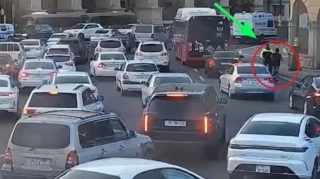 Yol polisi skuterçini qəzadan xilas etdi - ANBAAN VİDEO 