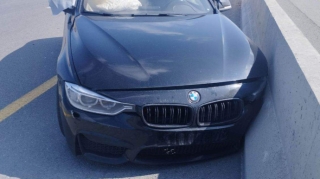 Kürdəmirdə “BMW” beton lövhəyə çırpıldı: Xəsarət alan var – FOTO   