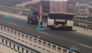 Yolun kənarında dovşan almaq üçün dayandı: "Kamaz" üstündən keçdi - DƏHŞƏTLİ VİDEO
