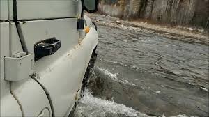 “UAZ” çaya aşdı: 6-sı uşaq, 10 ölü