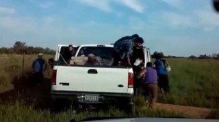 Polisdən qaçan avtomobildən 20 miqrant çıxdı  - VİDEO