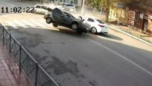 Sürücülər dəhşətli qəzada möcüzəvi şəkildə sağ qaldı 