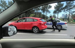 Yol polisləri sürücüyə belə kömək etdi  - FOTO