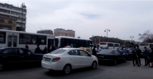 Dayanacağı zəbt edən taksilər, yolun ortasında dayanan avtobuslar - VİDEO