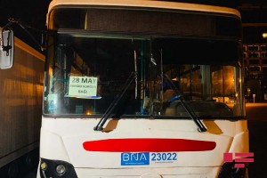 Bakıda motosiklet avtobusla toqquşdu: xəsarət alan var - FOTO