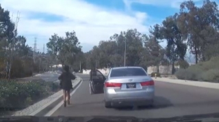 Qadın sürücüdən ağlasığmaz hərəkət: sükan arxasından düşdü, maşın isə...  - VİDEO