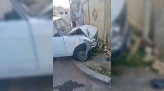 Sükanı buraxan sürücü “07”ni səkiyə çıxararaq hasara çırpdı  - VİDEO