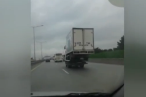 Bakıda evakuator sürücüsü qaydaları belə pozur - VİDEO