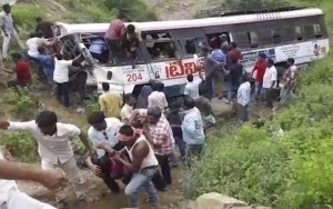 Zəvvarları daşıyan avtobus aşdı: 55 ölü, 20 yaralı - VİDEO