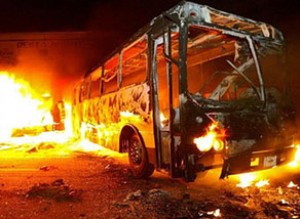 Sərnişin furqonu yanıb, 6 nəfər ölüb, 25-i yaralanıb