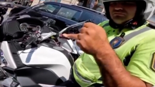 Moto sürən yol polisinin baykerə qarşı bu hərəkəti gündəm oldu  - VİDEO