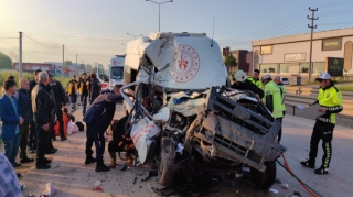Bursada idmançıları daşıyan maşın qəzaya düşüb, 16 nəfər yaralanıb 