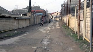 "Uşaqlar dizə kimi palçıq içində gəlirlər" - Bərbad vəziyyətdə olan məktəb yolu - VİDEO