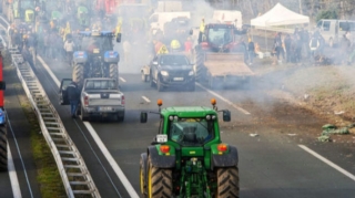 Fransada fermerlərin etirazları bir neçə bölgədə nəqliyyatın hərəkətini iflic edib