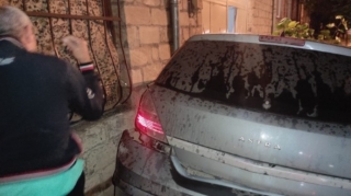 Gəncədə avtomobil evə çırpıldı - Yaralanan var - FOTO 