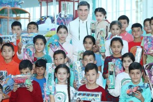 Prezidenti nəvələri ilə parkı gəzdi: velosiped sürdülər - VİDEO