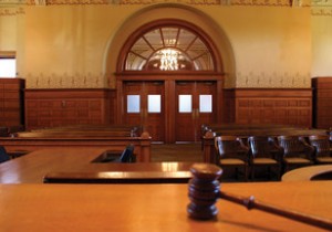 Pul mənimsəyən qadının məhkəməsində taksi sürücüsü dindirilib   