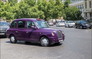 “London Taxi”si polis və hərbçini vurub