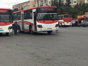 Qadın sərnişin avtobusdan yerə yıxıldı - Bakıda