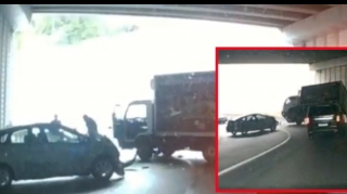 Bakıda "Prius" tuneldə yük maşınını vurdu - VİDEO 