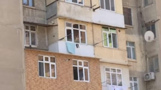 Bəzi binalarda eyvanlar qabağa çəkilib, liftin yerləşdiyi hissə arasındakı yer zəbt olunub - VİDEO