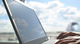 Aeroportda niyə noutbuku yandırmağı tələb edirlər?