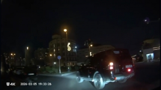 Getdiyi yerdə qəfil tormoz verən sürücü bir ailəni təhlükə altında qoydu - VİDEO