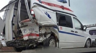Şabranda təcili tibbi yardım avtomobili qəzaya düşdü, ölən var 