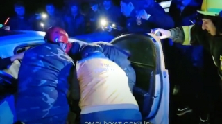 Səddə çırpılan "Ford"un sürücüsü maşında sıxılı qaldı - Belə xilas edildi - VİDEO 