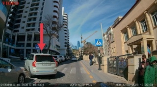 Maşını yolun ortasına atıb gedən sürücü hamıya mane oldu - 10-AZ-596 - VİDEO