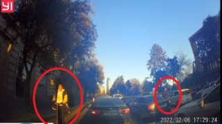 Özlərini skuterlə təhlükəyə atan gənclər  - VİDEO