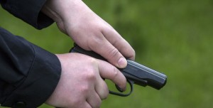 Sərxoş şəxs marşruta atəş açdı: O, tapançanın atəş gücünü yoxlamaq istəyib